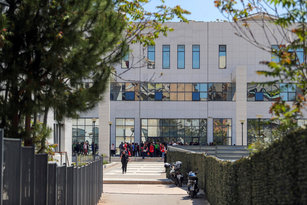 그리스 아테네서 총기 난사한 89세 남성 체포…최소 4명 다쳐