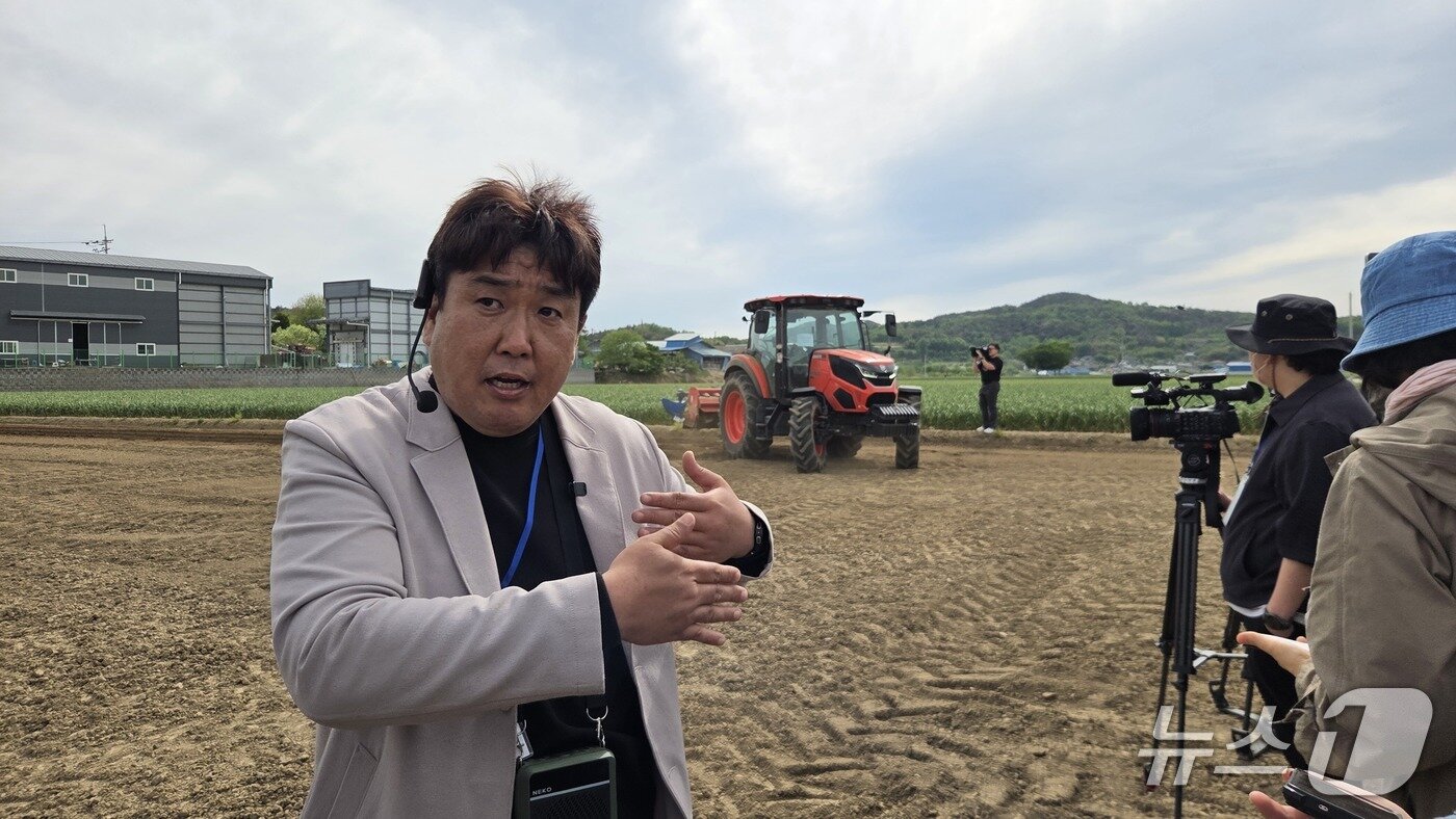 본문 이미지 - 박화범 대동 AI 로봇 기술개발팀장이 2026 대동 테크데이 AI 트랙터 시연 현장에서 발언하고 있다. 2026.4.28 뉴스1 ⓒ News1 김민석 기자