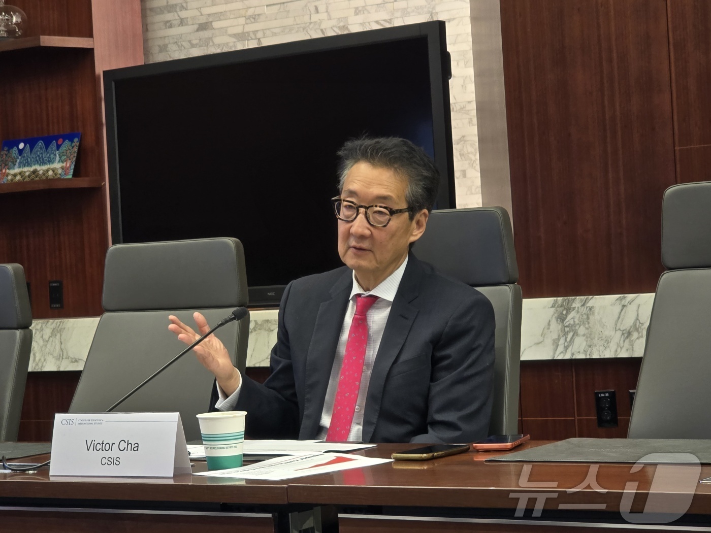 (워싱턴=뉴스1) 류정민 특파원 = 빅터 차 미국 전략국제문제연구소(CSIS) 부소장 겸 한국석좌가 28일(현지시간) 워싱턴DC에서 열린 한국 특파원들과 간담회에서 발언하고 있다. …