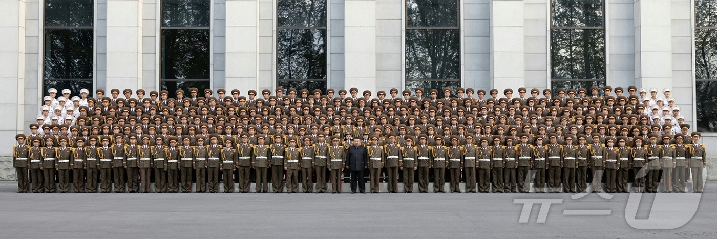 (평양 노동신문=뉴스1) = 북한 노동당 기관지 노동신문은 29일 김정은 노동당 총비서가 전날인 28일 국방성중앙군악단 창립 80주년 기념 연주회를 관람했다고 밝혔다. [국내에서만 …