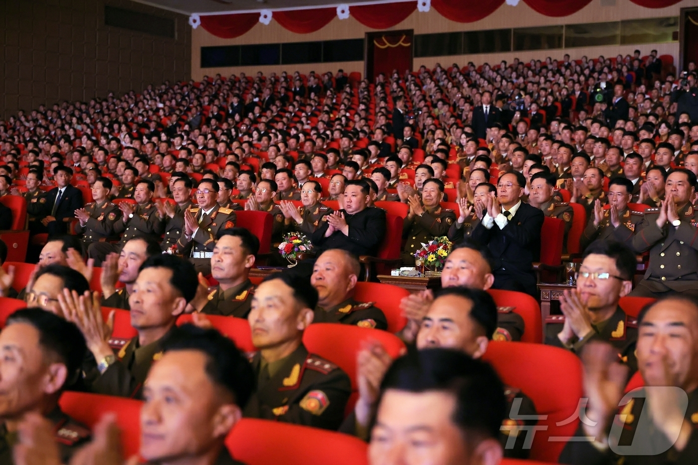 (평양 노동신문=뉴스1) = 북한 노동당 기관지 노동신문은 29일 김정은 노동당 총비서가 전날인 28일 국방성중앙군악단 창립 80주년 기념 연주회를 관람했다고 밝혔다. [국내에서만 …