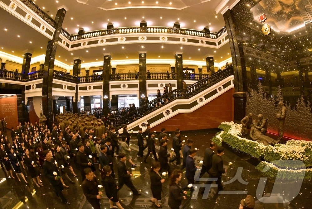 (평양 노동신문=뉴스1) = 북한 노동당 기관지 노동신문은 29일 해외군사작전 전투위훈기념관을 찾은 참관자들이 러시아 파병군으로 나섰던 참전 열사들을 기리며 헌화하고 있다고 밝혔다 …