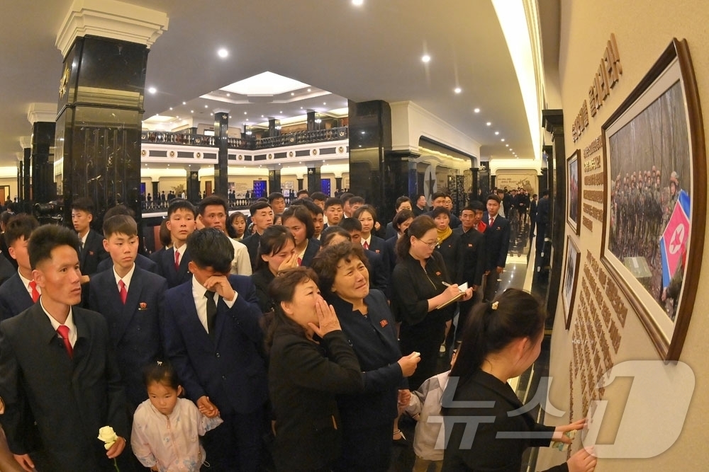 (평양 노동신문=뉴스1) = 북한 노동당 기관지 노동신문은 29일 해외군사작전 전투위훈기념관을 찾은 참관자들이 러시아 파병군으로 나섰던 참전 열사들을 기리며 헌화하고 있다고 밝혔다 …