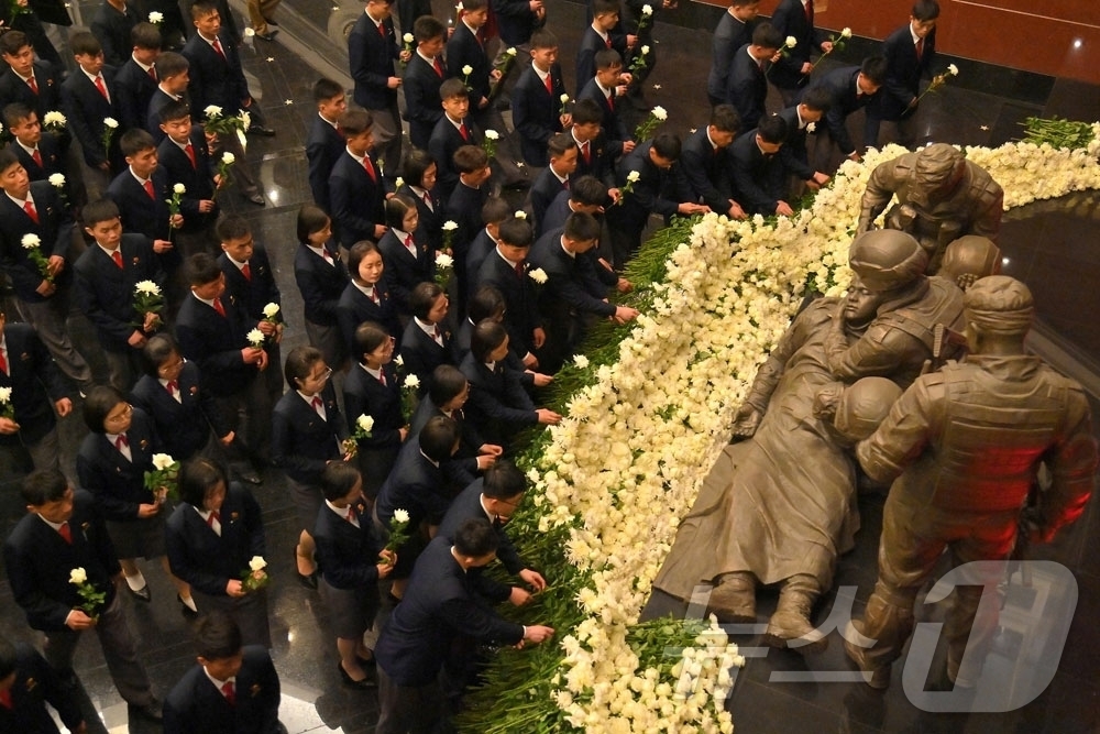 (평양 노동신문=뉴스1) = 북한 노동당 기관지 노동신문은 29일 해외군사작전 전투위훈기념관을 찾은 참관자들이 러시아 파병군으로 나섰던 참전 열사들을 기리며 헌화하고 있다고 밝혔다 …