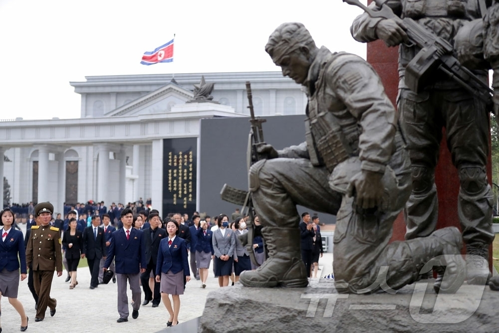 (평양 노동신문=뉴스1) = 북한 노동당 기관지 노동신문은 29일 해외군사작전 전투위훈기념관을 찾은 참관자들이 러시아 파병군으로 나섰던 참전 열사들을 기리며 헌화하고 있다고 밝혔다 …