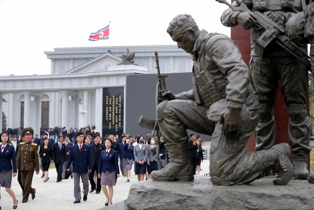 "전투위훈기념관에 관람객 붐벼"…北, 연일 러시아 파병군 '영웅화'