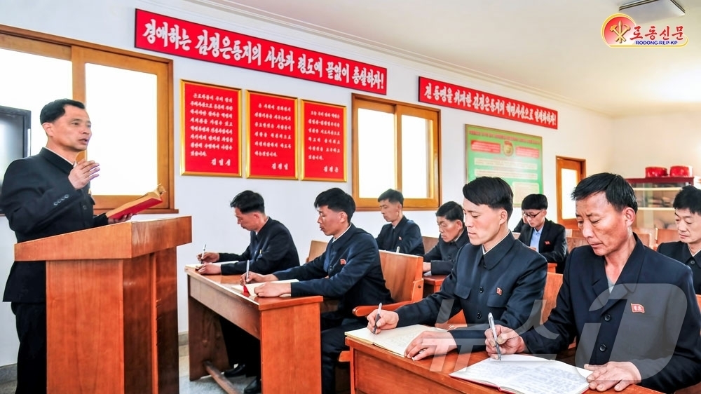 (평양 노동신문=뉴스1) = 북한 노동당 기관지 노동신문은 29일 평양방직기계 관련 현장에서 노동자들이 당 사상 학습과 생산을 병행하고 있다고 보도했다. [국내에서만 사용가능. 재 …