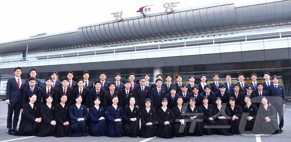 (평양 노동신문=뉴스1) = 북한 노동당 기관지 노동신문은 29일 재일본조선인총연합회(총련) 조선대학교 졸업학년 학생 방문단이 28일 평양에 도착해 만수대언덕 김일성·김정일 동상을 …