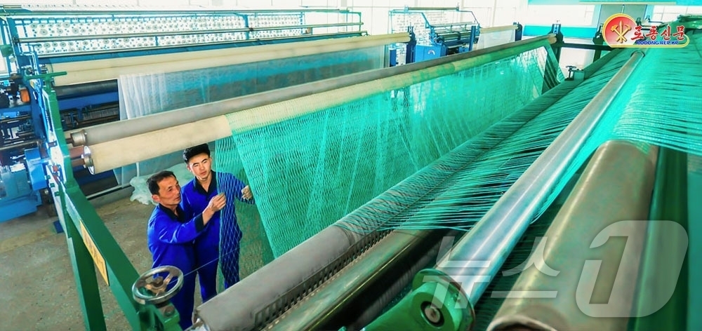 (평양 노동신문=뉴스1) = 북한 노동당 기관지 노동신문은 29일 원산어구종합공장에서 어구 자재 생산이 진행되고 있다고 보도했다. [국내에서만 사용가능. 재배포 금지. DB 금지. …