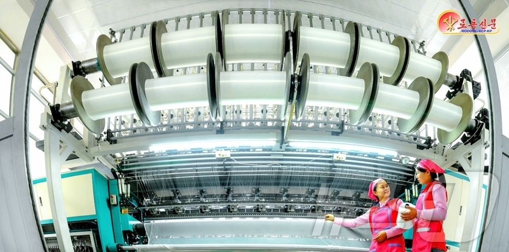 (평양 노동신문=뉴스1) = 북한 노동당 기관지 노동신문은 29일 선교편직공장에서 의류 생산이 진행되고 있다고 보도했다. [국내에서만 사용가능. 재배포 금지. DB 금지. For …