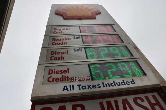 美휘발유 가격 4년 만에 최고치… 갤런당 평균 4.18달러 돌파