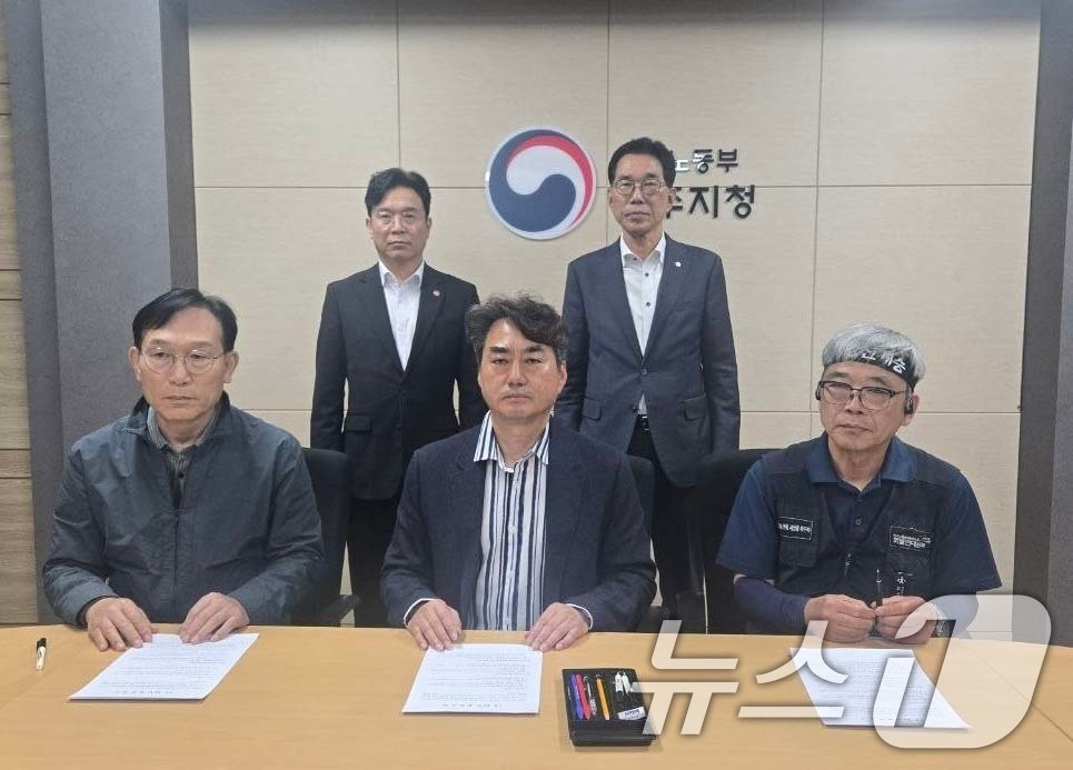 (서울=뉴스1) = 김영훈 고용노동부 장관, 김주영 더불어민주당 의원 등이 29일 경남 진주시 고용노동부 진주지청에서 열린 CU BGF 로지스와 민주노총 화물연대 교섭에서 단체 잠 …