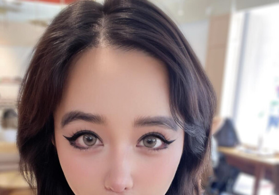 집 밖으로 나온 박봄, 과감 패션으로 볼륨감 과시…여전한 미모까지 [N샷]