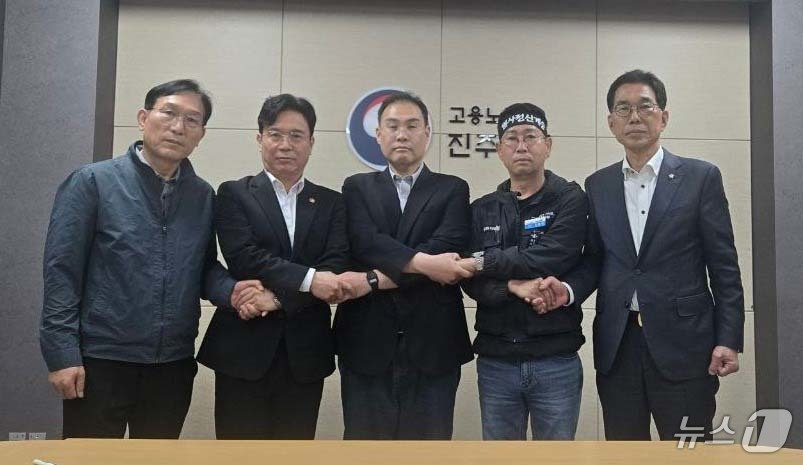 (서울=뉴스1) = 김영훈 고용노동부 장관(왼쪽 두번째부터), 이민재 BGF로지스 대표, 김동국 화물연대 위원장, 김주영 더불어민주당 의원 등이 29일 경남 진주시 고용노동부 진주 …