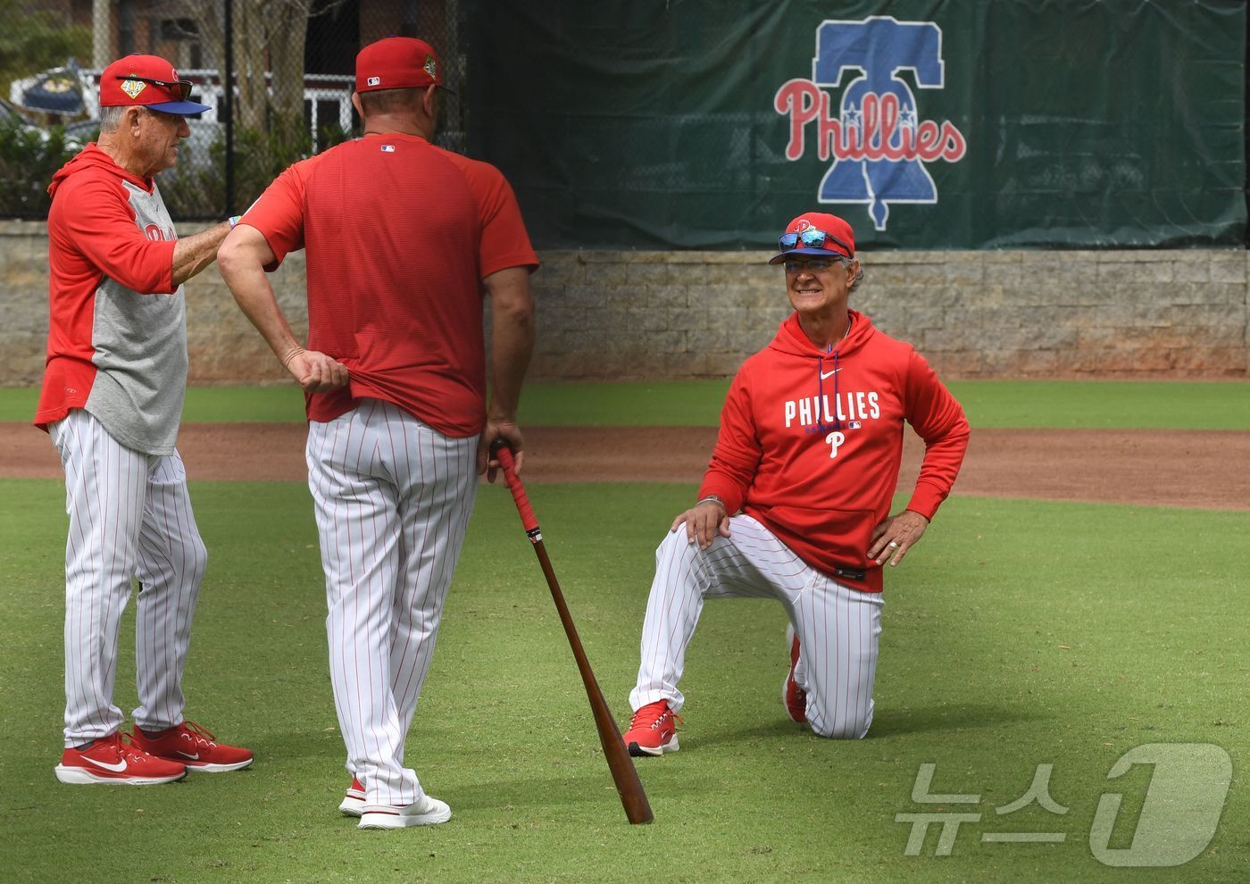 본문 이미지 - 돈 매팅리 필라델피아 필리스 감독대행(오른쪽). ⓒ AFP=뉴스1