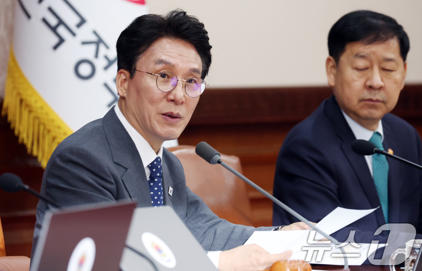 (서울=뉴스1) 김명섭 기자 = 김민석 국무총리가 29일 오전 서울 종로구 세종대로 정부서울청사에서 열린 임시국무회의 겸 비상경제본부회의에서 모두 발언을 하고 있다.  2026.4 …