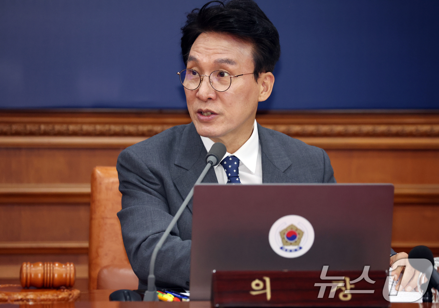 (서울=뉴스1) 김명섭 기자 = 김민석 국무총리가 29일 오전 서울 종로구 세종대로 정부서울청사에서 열린 임시국무회의 겸 비상경제본부회의에서 모두 발언을 하고 있다.  2026.4 …