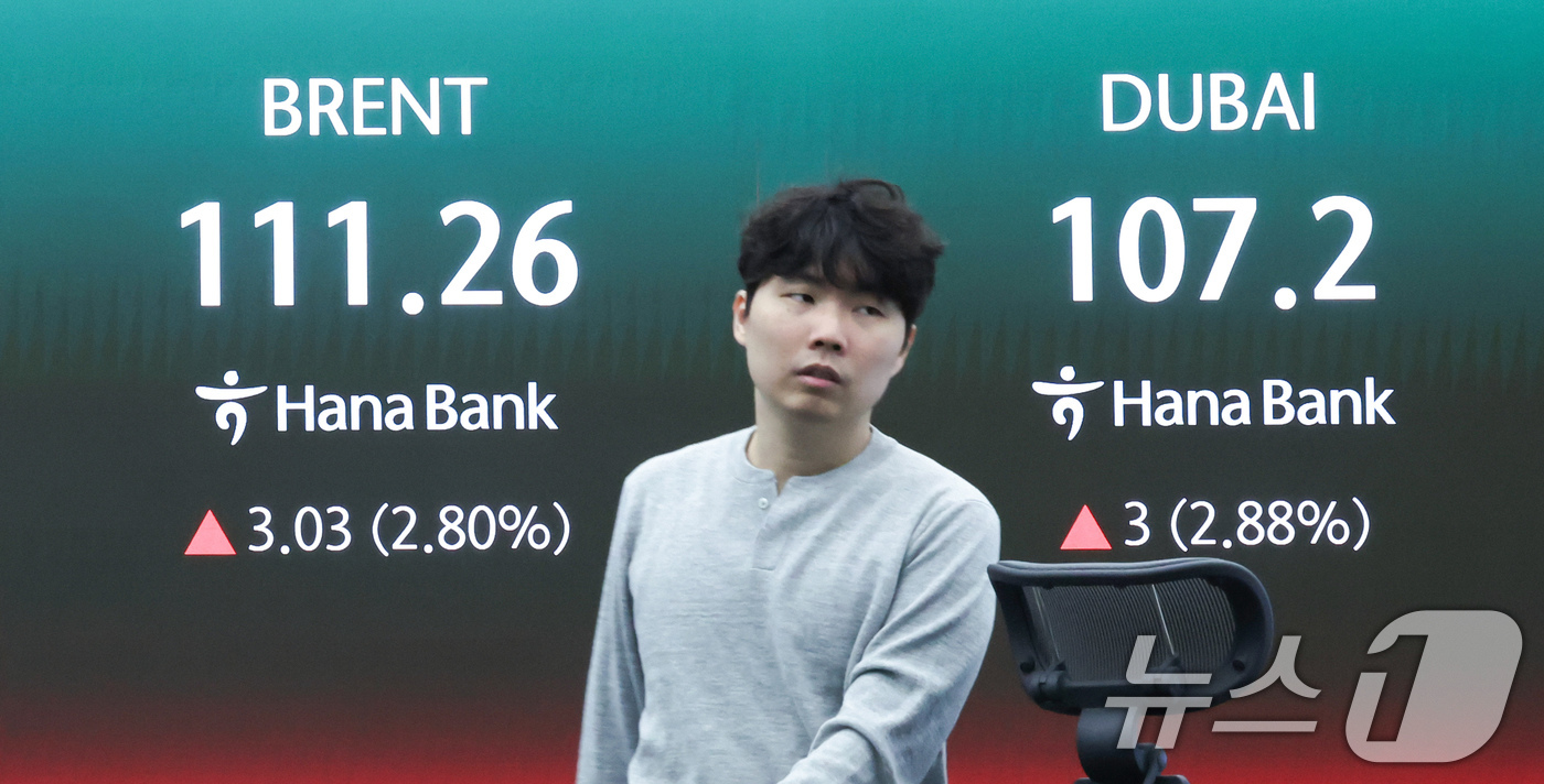 (서울=뉴스1) 임지훈 인턴기자 = 아랍에미리트(UAE)의 석유수출국기구(OPEC) 탈퇴 소식 속에 미국과 이란 간 종전 논의가 교착 상태에 빠지면서 국제 유가가 상승한 29일 오 …