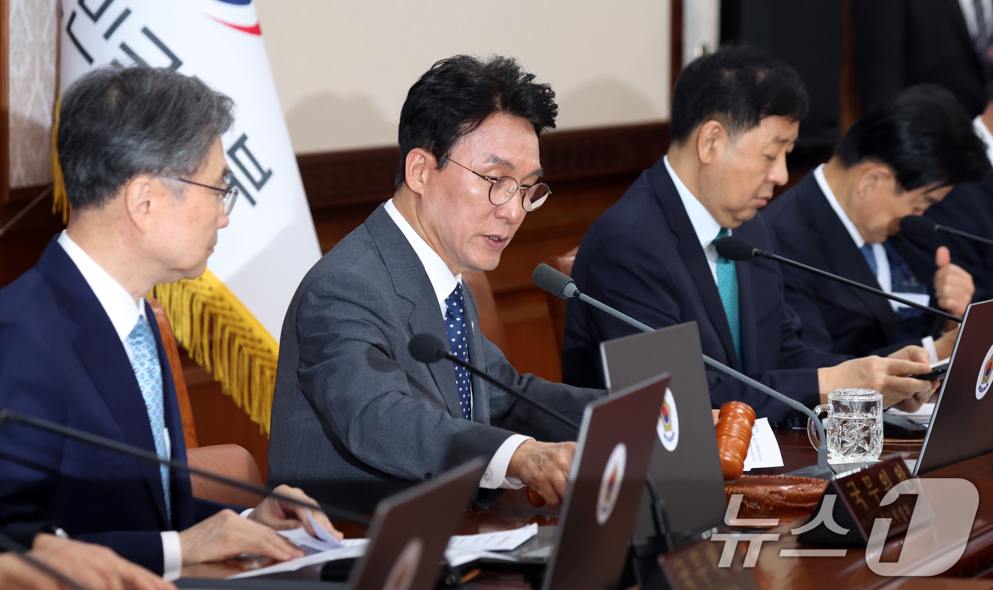 (서울=뉴스1) 김명섭 기자 = 김민석 국무총리가 29일 오전 서울 종로구 세종대로 정부서울청사에서 열린 임시국무회의 겸 비상경제본부회의에서 의사봉을 두드리고 있다.  2026.4 …