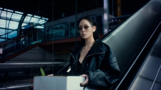 소유, 29일 신보 발매…시크 오피스 룩에 과감한 스타일링