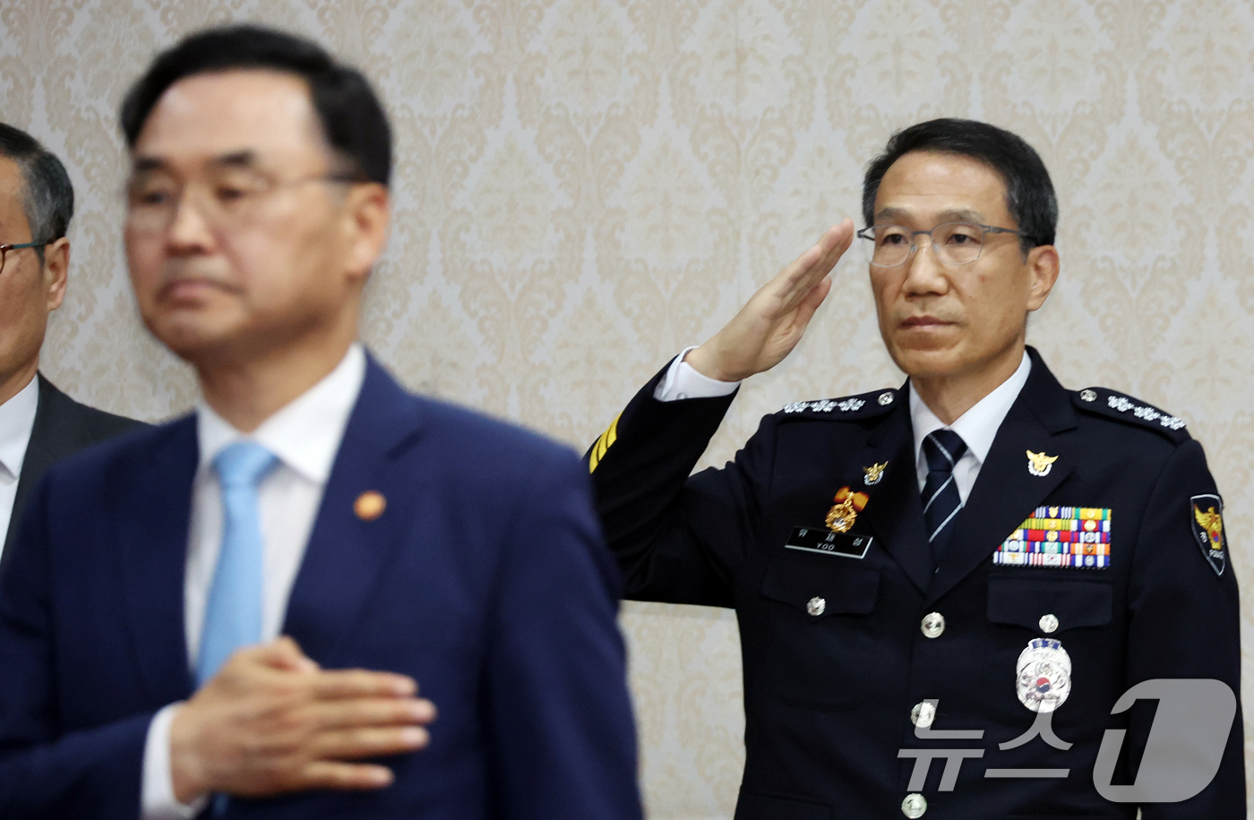 (서울=뉴스1) 김명섭 기자 = 유재성 경찰청 직무대행이 29일 오전 서울 종로구 세종대로 정부서울청사에서 열린 임시국무회의 겸 비상경제본부회의에서 국기에 대한 경례를 하고 있다. …