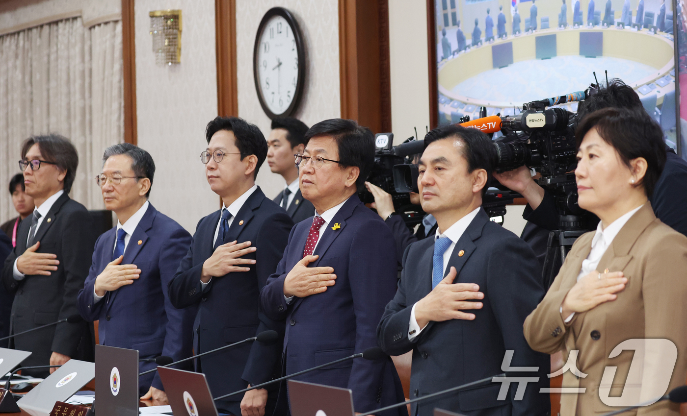 (서울=뉴스1) 김명섭 기자 = 국무위원들이 29일 오전 서울 종로구 세종대로 정부서울청사에서 열린 임시국무회의 겸 비상경제본부회의에서 국기에 대한 경례를 하고 있다. 2026.4 …