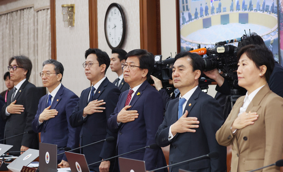 국기에 대한 경례하는 국무위원들