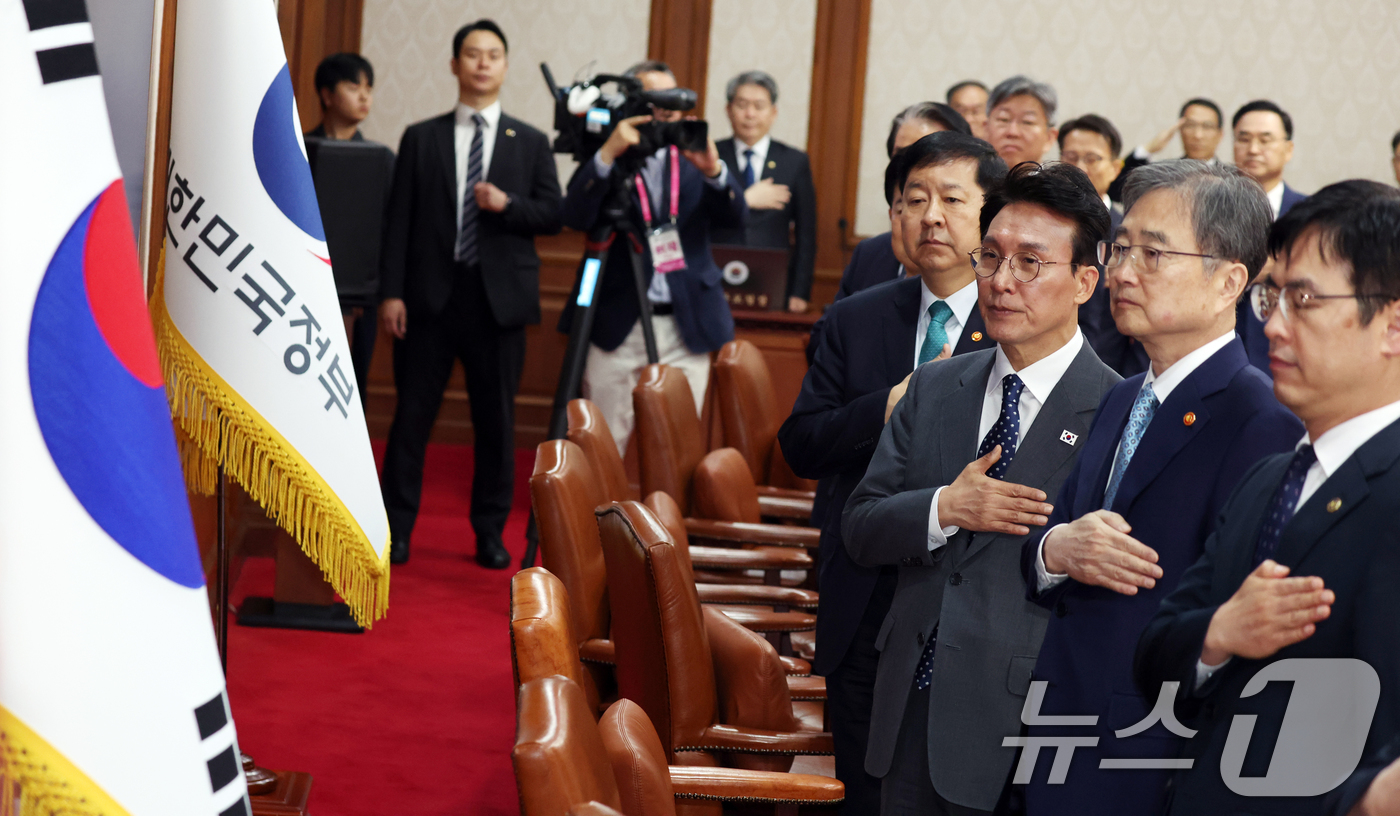 (서울=뉴스1) 김명섭 기자 = 김민석 국무총리와 국무위원들이 29일 오전 서울 종로구 세종대로 정부서울청사에서 열린 임시국무회의 겸 비상경제본부회의에서 국기에 대한 경례를 하고 …