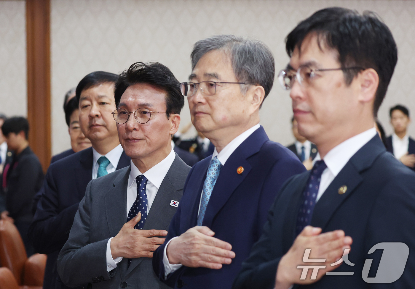 (서울=뉴스1) 김명섭 기자 = 김민석 국무총리와 국무위원들이 29일 오전 서울 종로구 세종대로 정부서울청사에서 열린 임시국무회의 겸 비상경제본부회의에서 국기에 대한 경례를 하고 …