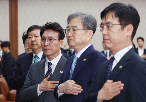 국기에 대한 경례하는 김민석 총리