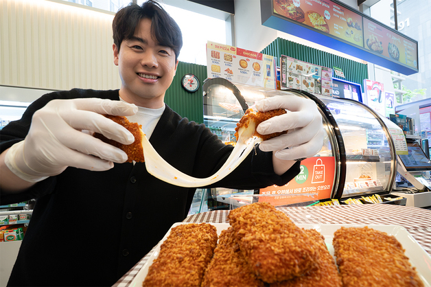 세븐일레븐, SNS 핫템 '핫칠리통모짜스틱' 출시한다