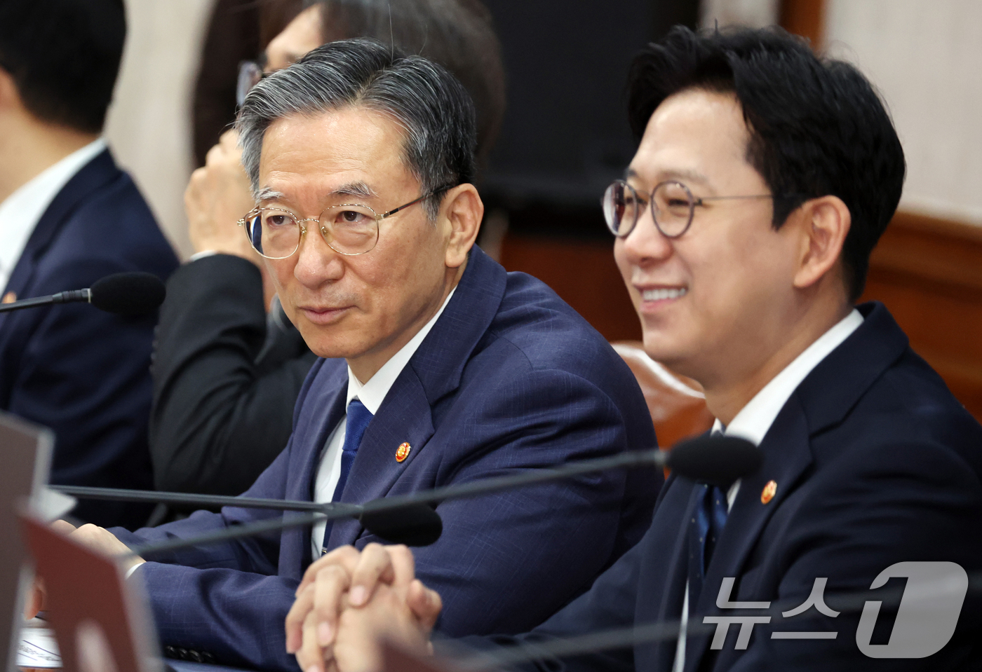 (서울=뉴스1) 김명섭 기자 = 배경훈 부총리 겸 과학기술정보통신부 장관과 정성호 법무부 장관이  29일 오전 서울 종로구 세종대로 정부서울청사에서 열린 임시국무회의 겸 비상경제본 …