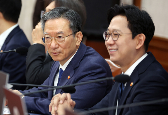 대화하는 정성호 장관과 배경훈 부총리