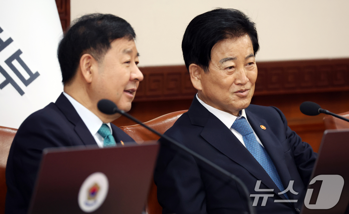 (서울=뉴스1) 김명섭 기자 = 구윤철 경제부총리 겸 재정경제부 장관과 정동영 통일부 장관이  29일 오전 서울 종로구 세종대로 정부서울청사에서 열린 임시국무회의 겸 비상경제본부회 …