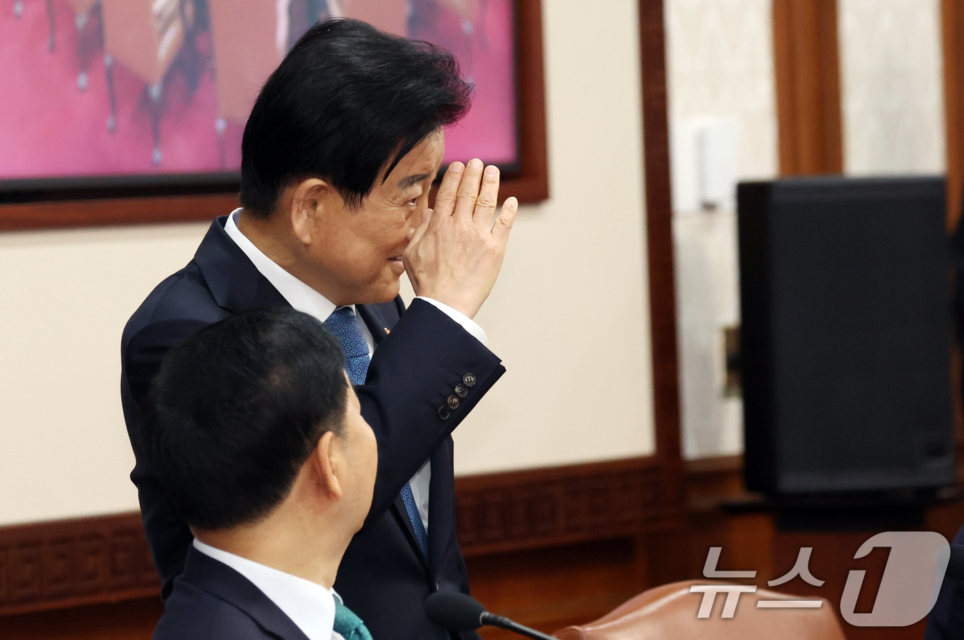 (서울=뉴스1) 김명섭 기자 = 정동영 통일부 장관이  29일 오전 서울 종로구 세종대로 정부서울청사에서 열린 임시국무회의 겸 비상경제본부회의에 참석하며 인사를 하고 있다. 202 …