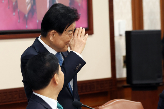 거수경례로 인사하는 정동영 장관