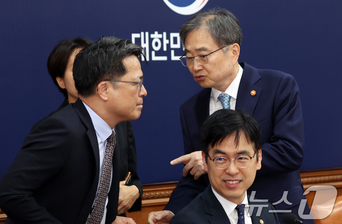 (서울=뉴스1) 김명섭 기자 = 조현 외교부 장관과 문신학 산업통상부 차관이  29일 오전 서울 종로구 세종대로 정부서울청사에서 열린 임시국무회의 겸 비상경제본부회의에서 대화를 하 …