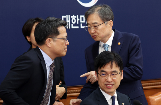 대화하는 조현 장관과 문신학 차관