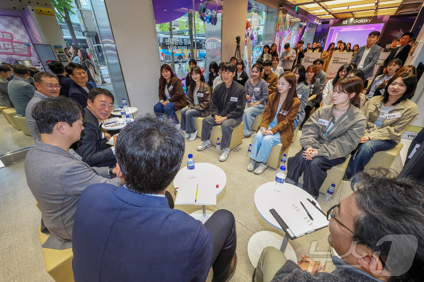 (서울=뉴스1) = KT가 ‘고객보호365TF’를 발족하고, 기존 사후 대응 중심의 관리 방식에서 벗어나 예방 중심 고객 보호 체계로 전환하겠다고 29일 밝혔다. 사진은 지난 28 …