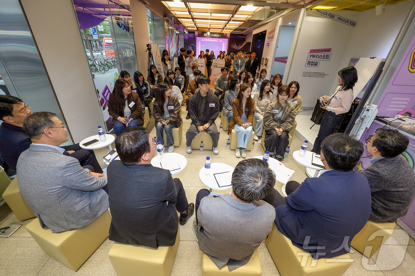 (서울=뉴스1) = KT가 ‘고객보호365TF’를 발족하고, 기존 사후 대응 중심의 관리 방식에서 벗어나 예방 중심 고객 보호 체계로 전환하겠다고 29일 밝혔다. 사진은 지난 28 …