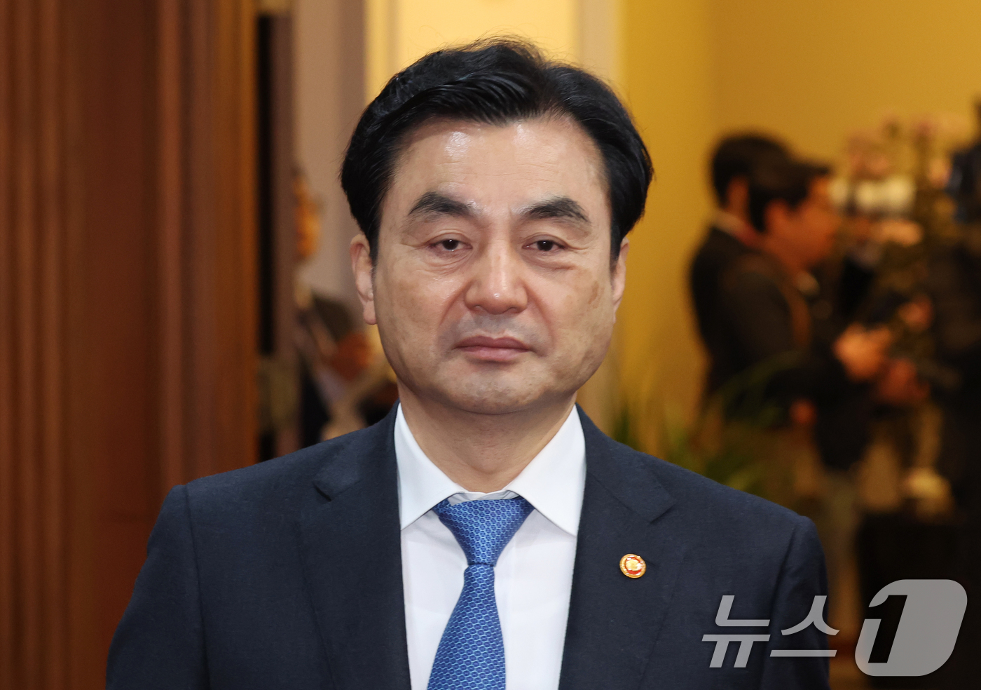 (서울=뉴스1) 김명섭 기자 = 안규백 국방부 장관이  29일 오전 서울 종로구 세종대로 정부서울청사에서 열린 임시국무회의 겸 비상경제본부회의에 참석하고 있다. 2026.4.29/ …