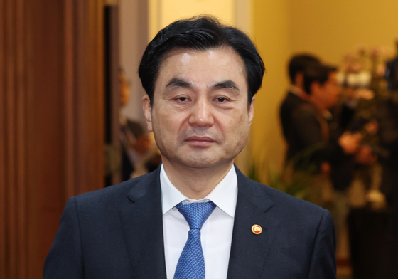 임시국무회의 참석하는 안규백 장관