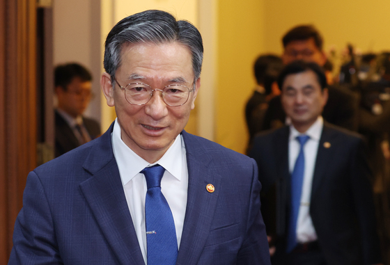 임시국무회의 참석하는 정성호 장관