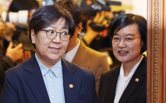 임시국무회의 참석하는 정은경·한성숙 장관