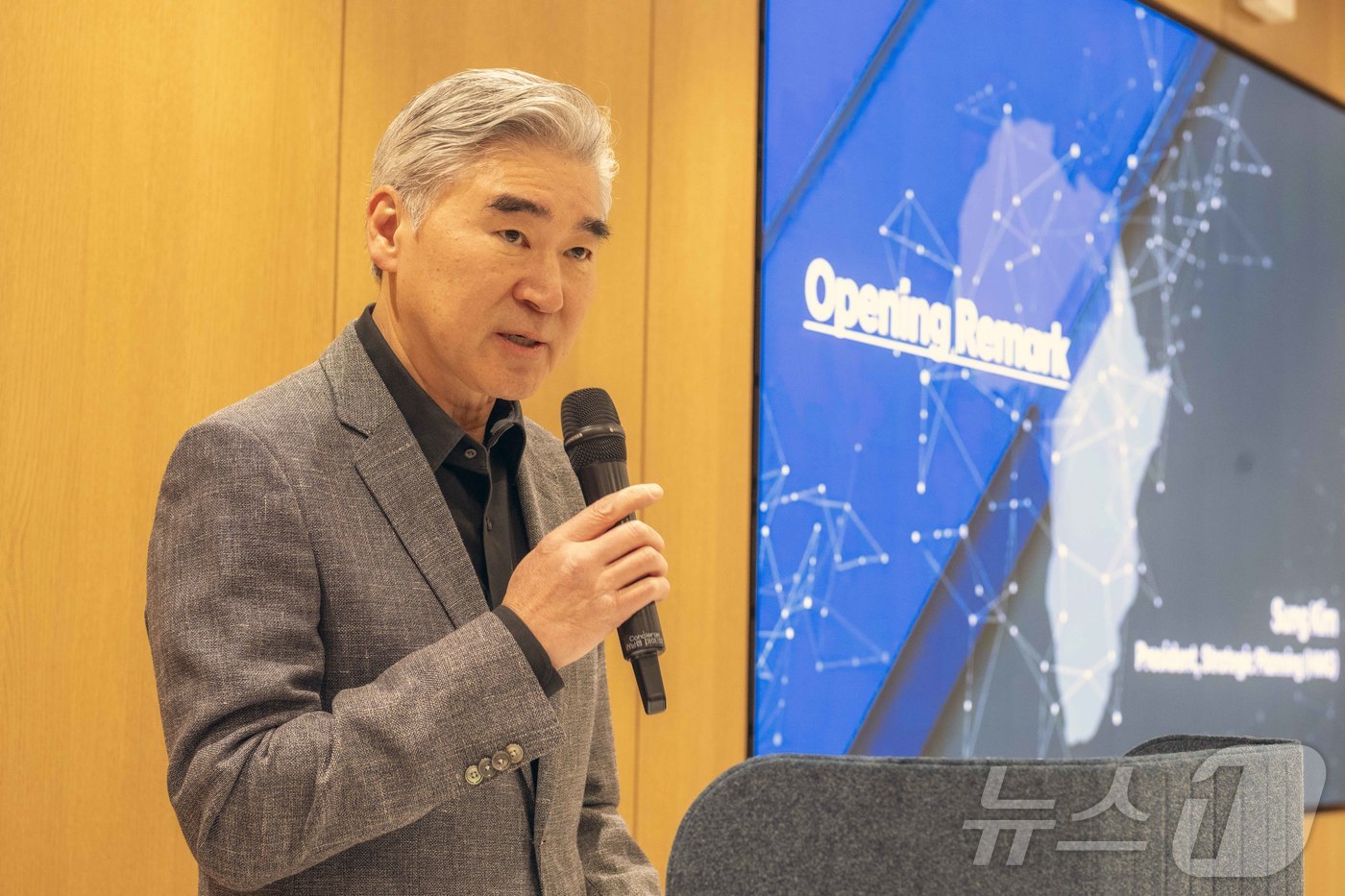 (서울=뉴스1) = 현대자동차그룹이 영국 런던대학교 SOAS 산하 지속가능한 구조 전환 연구소와 함께 지난 28일 서울 양재 본사 사옥에서 아프리카 관련 연구 성과 보고회를 개최했 …