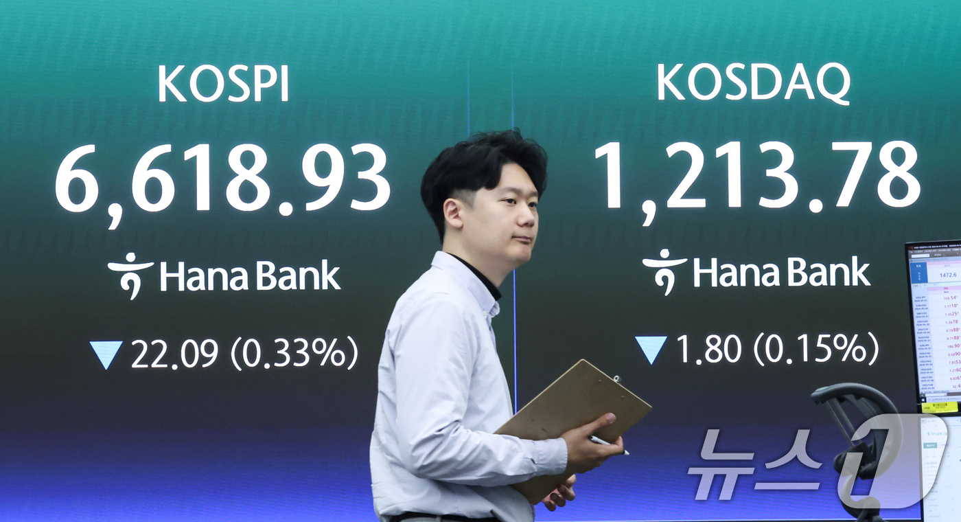 (서울=뉴스1) 임지훈 인턴기자 = 코스피가 하락 출발한 29일 오전 서울 중구 하나은행 딜링룸 전광판에 코스피, 코스닥 지수가 표시되고 있다.이날 코스피는 전 거래일 대비 22. …