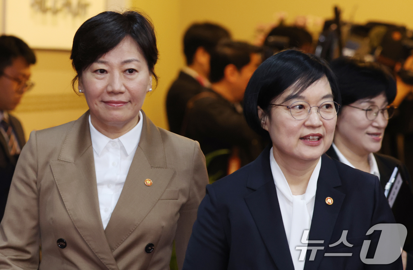 (서울=뉴스1) 김명섭 기자 = 송미령 농림축산식품부장관과 한성숙 중소벤처기업부 장관이  29일 오전 서울 종로구 세종대로 정부서울청사에서 열린 임시국무회의 겸 비상경제본부회의에 …