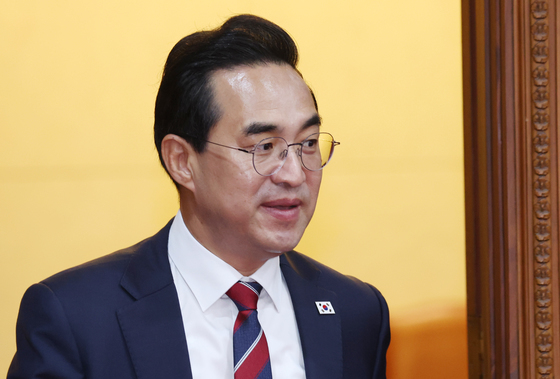 임시국무회의 참석하는 박홍근 장관