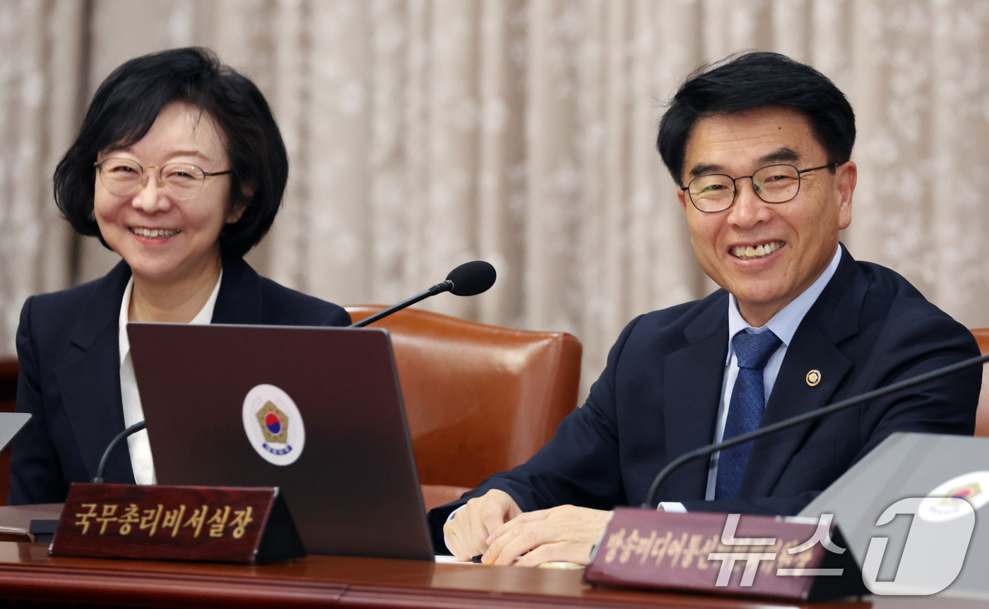 (서울=뉴스1) 김명섭 기자 = 민기 국무총리실비서실장과 오유경 식품의약안전처장이  29일 오전 서울 종로구 세종대로 정부서울청사에서 열린 임시국무회의 겸 비상경제본부회의에서 대화 …