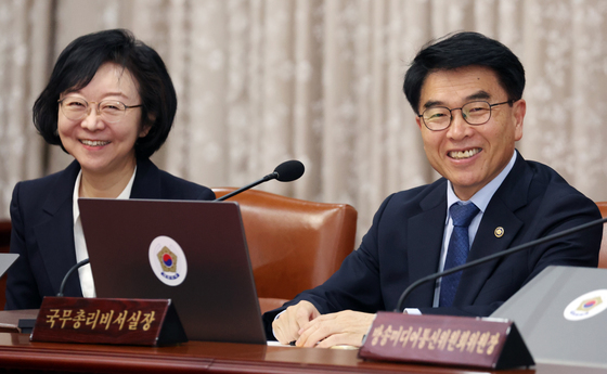 대화하는 민기 비서실장과 오유경 처장